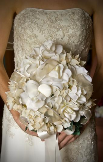 https://cf.ltkcdn.net/weddings/images/slide/106926-539x850-Bridal_Bouquet_Designs_Neutral.jpg