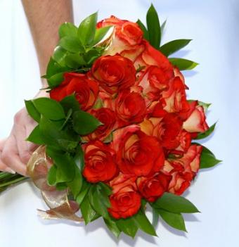 https://cf.ltkcdn.net/weddings/images/slide/107068-388x400-redbouquet9.jpg