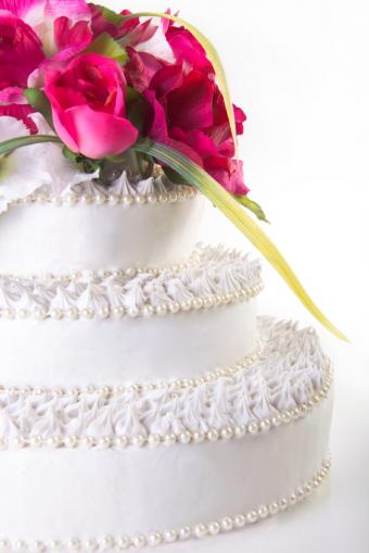 https://cf.ltkcdn.net/weddings/images/slide/162336-566x848r1-SimplePearlCake.jpg