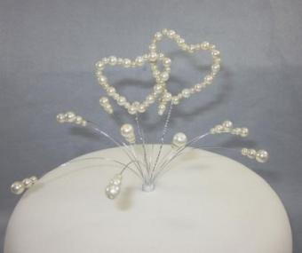 https://cf.ltkcdn.net/weddings/images/slide/174967-418x350-pearl-heart-topper.jpg