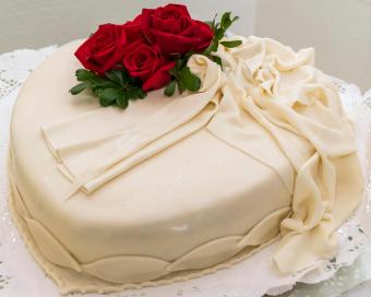 Romantic wedding cake 