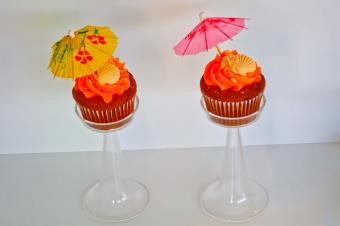 https://cf.ltkcdn.net/weddings/images/slide/240774-600x399-seashell-and-umbrella-cupcakes.jpg