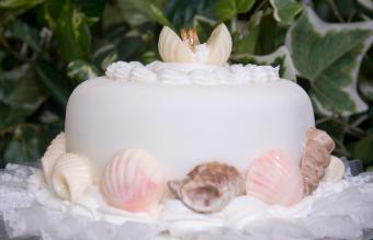 Wedding Cake Tier with Wedding Rings in Seashells