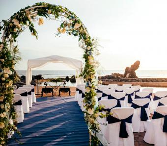 https://cf.ltkcdn.net/weddings/images/slide/251174-850x744-2-pictures-wedding-arches.jpg