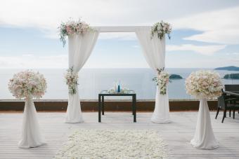 https://cf.ltkcdn.net/weddings/images/slide/333431-850x567-dreamy-beach-wedding-910974194.jpg