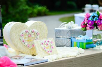 Is It Customary to Bring Wedding Gifts to a Reception?