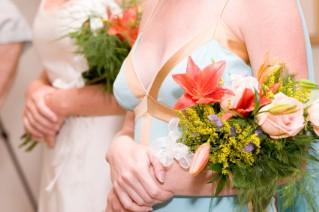 Arm bouquets are alternatives to round bouquets.