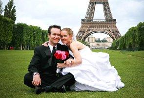 Photo of a bride and groom near the Eiffel Tower