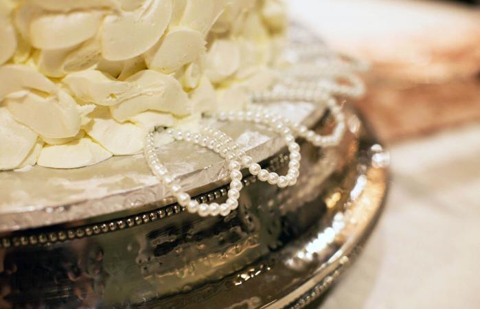 cake with pearl charm pulls