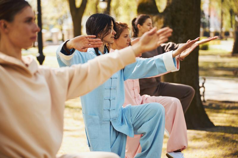 نساء يقفن على ساق واحدة خلال درس تاي تشي