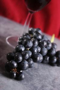 Grapes_wine_glass.jpg