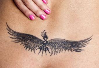 https://cf.ltkcdn.net/womens-fashion/images/slide/318854-850x583-wings-lower-back-tattoo.jpg