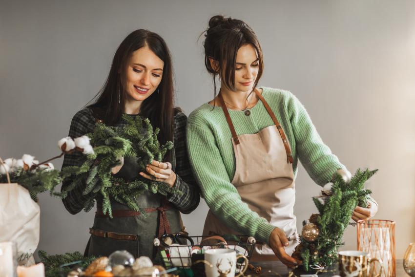 12 Romantic Christmas Date Ideas Sweeter Than Sugarplums | LoveToKnow