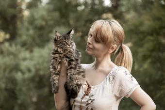 https://cf.ltkcdn.net/www/images/slide/344748-850x567-woman-holding-maine-coon-cat-1497757647.jpg