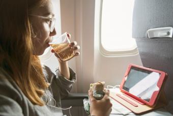 https://cf.ltkcdn.net/www/images/slide/346195-850x567-woman-eating-on-airplane-1092833146.jpg