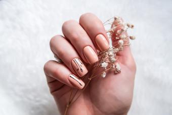 https://cf.ltkcdn.net/www/images/slide/346262-850x566-art-nails-667352078.jpg