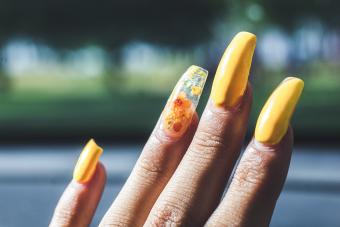 https://cf.ltkcdn.net/www/images/slide/346265-850x566-sunflower-nails-1156144958.jpg