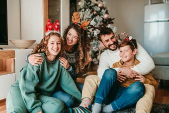 https://cf.ltkcdn.net/www/images/slide/347375-850x566-family-portrait-christmas-1282733714.jpg