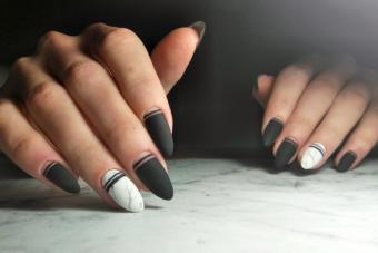 https://cf.ltkcdn.net/www/images/slide/347979-850x567-matte-black-nails-1170934363.jpg