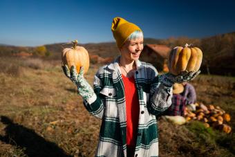 https://cf.ltkcdn.net/www/images/slide/347990-850x566-farmer-with-pumpkins-1338242674.jpg