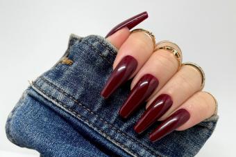 https://cf.ltkcdn.net/www/images/slide/349861-850x566-burgundy-nails.jpg