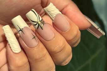 https://cf.ltkcdn.net/www/images/slide/349864-850x566-white-decarated-nails.jpg