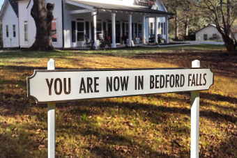 https://cf.ltkcdn.net/www/images/slide/350216-850x566-bedford-falls-sign.png