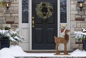 https://cf.ltkcdn.net/www/images/slide/350231-850x566-xmas-door-decoration.jpg