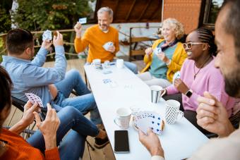 https://cf.ltkcdn.net/www/images/slide/360811-850x566-friends-playing-cards_2313480693.jpg