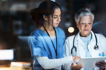 https://cf.ltkcdn.net/www/images/slide/360813-850x566-night-shift-doctors_2254980499.jpg