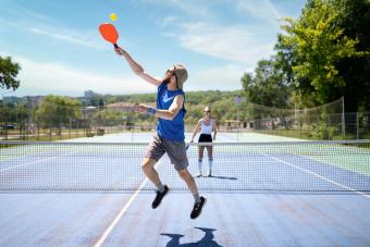 https://cf.ltkcdn.net/www/images/slide/360852-850x567-pickleball_2471345429.jpg