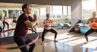 https://cf.ltkcdn.net/www/images/slide/360857-850x458-hooping_2248008937.jpg