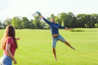https://cf.ltkcdn.net/www/images/slide/360859-850x567-frisbee_1130332688.jpg