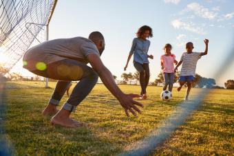 https://cf.ltkcdn.net/www/images/slide/360863-850x567-family-soccer_693609082.jpg