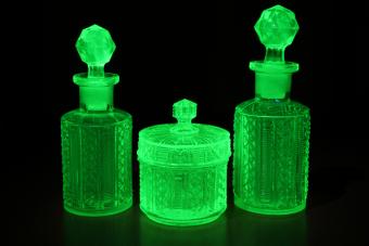 https://cf.ltkcdn.net/www/images/slide/360871-850x566-art-deco-molded-green-uranium-glass_684819055.jpg