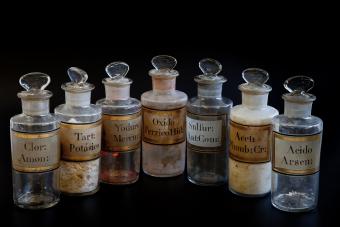 https://cf.ltkcdn.net/www/images/slide/360876-850x566-old-pharmacy-jars_559643074.jpg