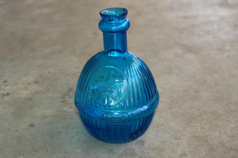 https://cf.ltkcdn.net/www/images/slide/360877-850x566-Antique-Fire-Grenades.png