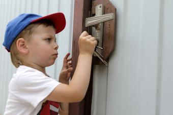 https://cf.ltkcdn.net/www/images/slide/360885-850x566-child-opening-lock-door-key_1142230292.jpg