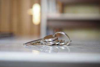 https://cf.ltkcdn.net/www/images/slide/360888-850x566-keys-on-table_2453764067.jpg