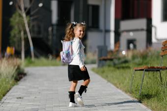 https://cf.ltkcdn.net/www/images/slide/360892-850x566-little-girl-goes-school_2186581907.jpg