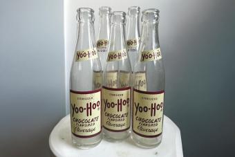 https://cf.ltkcdn.net/www/images/slide/360937-850x566-vintage-yoo-hoo-glass-bottles-set.jpeg