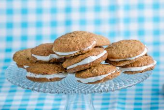 https://cf.ltkcdn.net/www/images/slide/360939-850x566-homemade-oatmeal-cream-pie-cookies_322781954.jpg