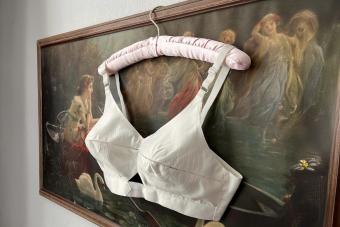 https://cf.ltkcdn.net/www/images/slide/360991-850x566-vintage-style-white-satin-bullet.jpeg