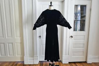 https://cf.ltkcdn.net/www/images/slide/360997-850x566-black-silk-velvet-devore-burnout.jpeg