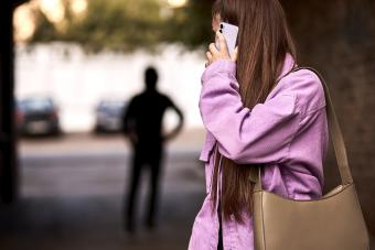 https://cf.ltkcdn.net/www/images/slide/361002-850x566-criminal-stalking-woman_2088744106.jpg