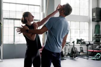 https://cf.ltkcdn.net/www/images/slide/361003-850x566-woman-personal-self-defense-class_2539590049.jpg