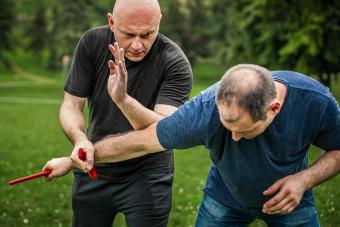 https://cf.ltkcdn.net/www/images/slide/361009-850x566-fight-kapap-instructor-demonstrates_1243139461.jpg