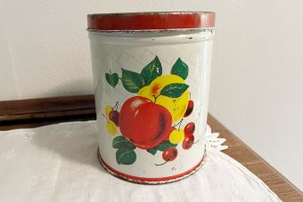 https://cf.ltkcdn.net/www/images/slide/361076-850x566-vintage-apple-tin-canister.png