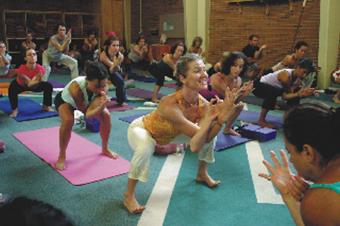 Yoga_class_at_Kripalu.jpg