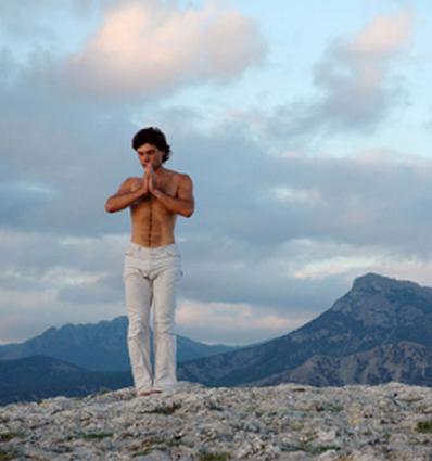 Mountain_pose_in_namaste.jpg